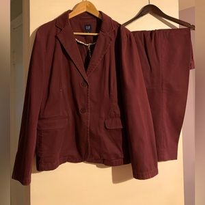 Preowned burgundy crop pants suit by Gap in great condition and size 16